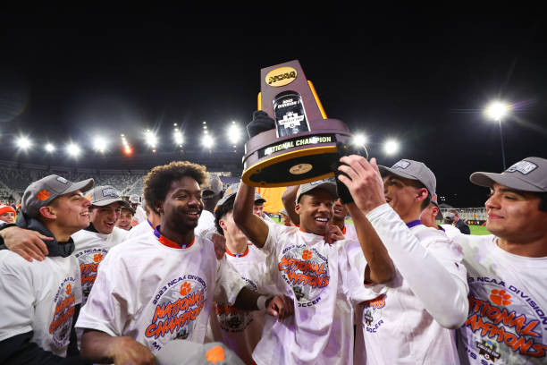 利雅得胜利vs麦加统一首发：C罗领衔，马内、拉波尔特出战.